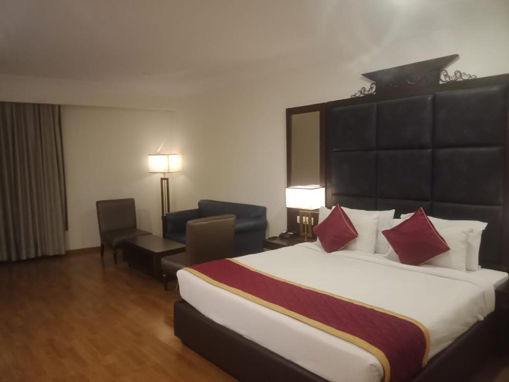 Blossom Rooms Hotel Vashishtha - Free Lunch Or Dinner- Free Breakfast Гайдарабад Екстер'єр фото